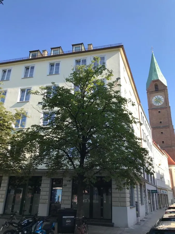 Hotel Der Tannenbaum contacts